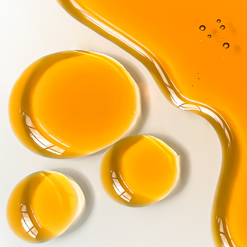 Κοντινό πλάνο βαθιάς πορτοκαλί σταγόνας ελαίου αγριοτριανταφυλλιάς που δείχνει υψηλή συγκέντρωση καροτενοειδών